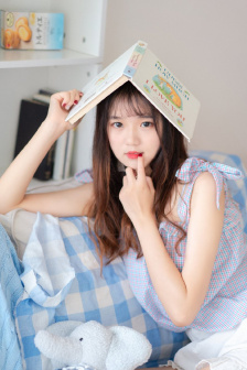 一边揉着胸一边亲下面黄文
